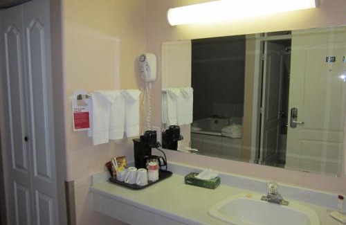 100 Mile House Hotel | Ramada Limited 100 Mile House