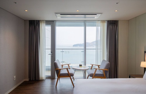 Irun-myeon Hotel | Ramada Suites Geoje