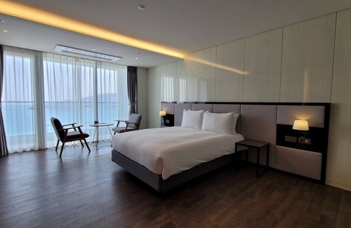 Irun-myeon Hotel | Ramada Suites Geoje