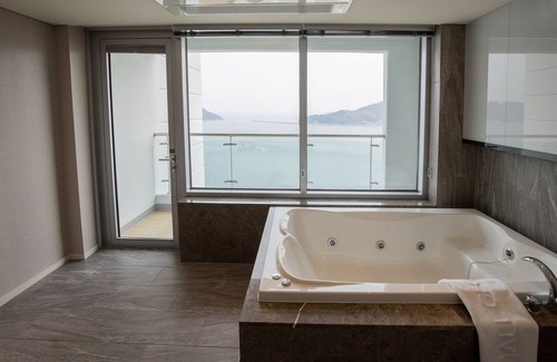 Irun-myeon Hotel | Ramada Suites Geoje