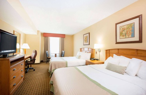 Urbandale Hotel | Ramada Tropics Resort & Conf Center by Wyndham Des Moines