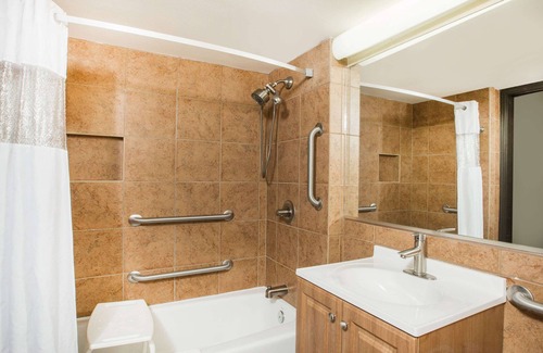 Urbandale Hotel | Ramada Tropics Resort & Conf Center by Wyndham Des Moines