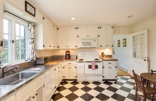 Greenwood Cottage | Ramsay Estate Cottage – Luxury Vineyard Retreat with Mountain Views