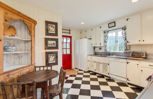 Greenwood Cottage | Ramsay Estate Cottage – Luxury Vineyard Retreat with Mountain Views