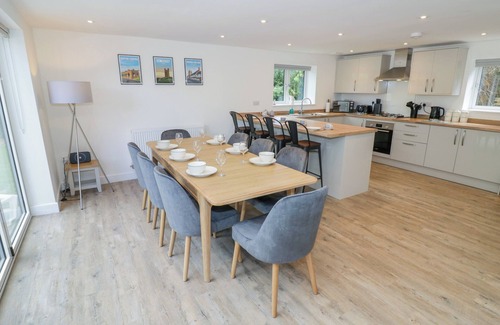 Cow Honeybourne Cottage | RANCH COTTAGE, family friendly, with pool in Honeybourne