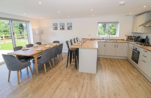 Cow Honeybourne Cottage | RANCH COTTAGE, family friendly, with pool in Honeybourne