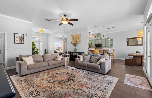 High Springs House | Ranch House w/Pools, Pickleball, Sand Volleyball 10 mins to Springs