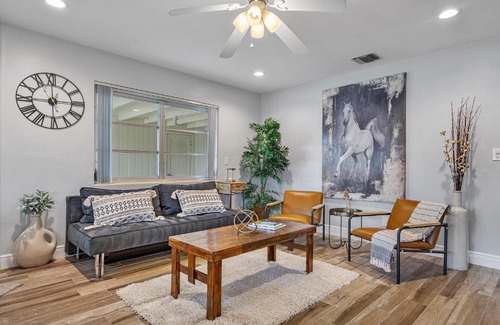 Lake Worth House | Ranch Style w/Lush Courtyard & Grill, Full Kitchen- 5 Min to Beach