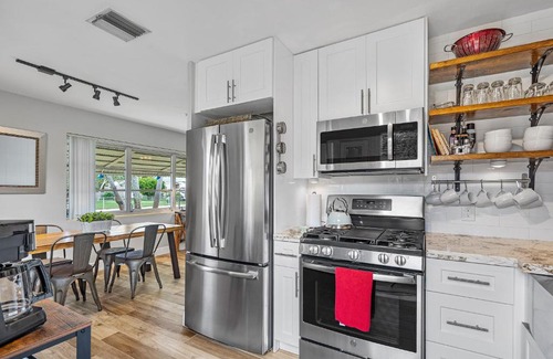 Lake Worth House | Ranch Style w/Lush Courtyard & Grill, Full Kitchen- 5 Min to Beach