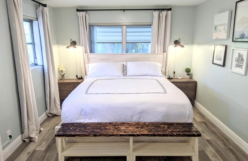 Lake Worth House | Ranch Style w/Lush Courtyard & Grill, Full Kitchen- 5 Min to Beach