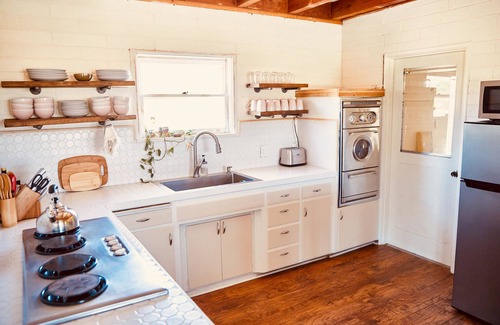 Joshua Tree House | Rancho de Soñadores Mid-Century Brick Cabin w/Hot Tub