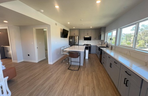 Chatsworth House | Rancho del Cielo, mordern, luxurious hilltop retreat with stunning canyon views