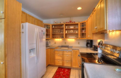Rangeley House | Rangeley Lake Lodge - On Rangeley Lake with large lawn and walk in area