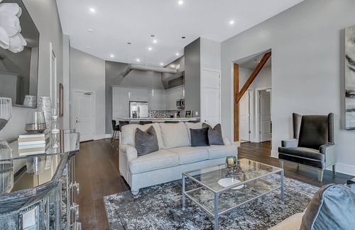 Central Business District Apartment | 📸 RARE! Experience NOLA NOT Found in a HOTEL! 2 Personal Balconies| 3 Beds+Queen Sleeper Sofa📸