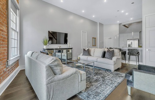 Central Business District Apartment | 📸 RARE! Experience NOLA NOT Found in a HOTEL! 2 Personal Balconies| 3 Beds+Queen Sleeper Sofa📸