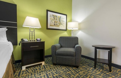 Savannah Hotel | Rare Find! 2 Relaxing Units with FREE Parking, Near Ogeechee Canal Museum!