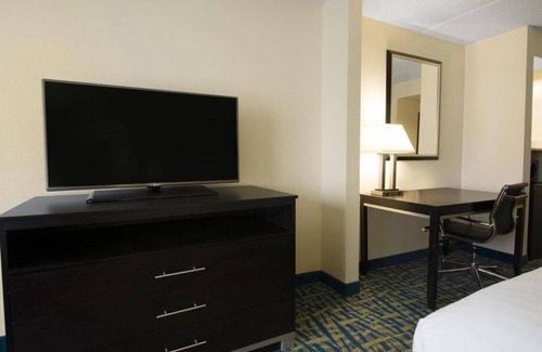 Savannah Hotel | Rare Find! 2 Relaxing Units with FREE Parking, Near Ogeechee Canal Museum!