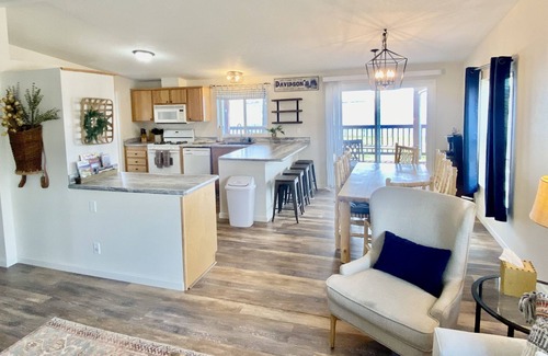 Ennis House | RARE! Fresh & Updated Lake House in Southwest Montana- Central to key locations!