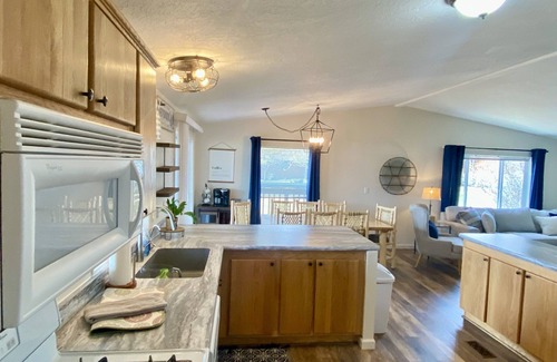 Ennis House | RARE! Fresh & Updated Lake House in Southwest Montana- Central to key locations!