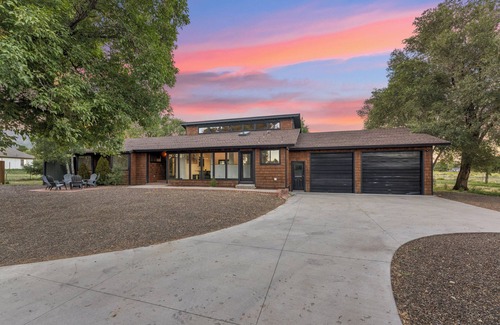 Flagstaff House | Rare Modern Family Getaway ~ 3 Acres & Game Room