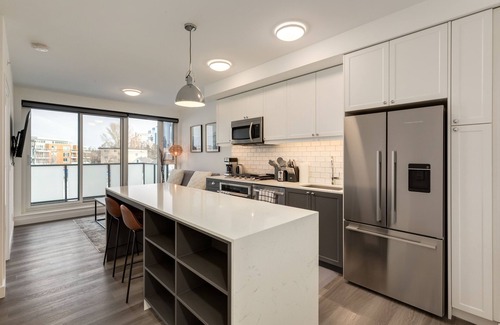 Sunnyside Apartment | *Rare* Splendid City View Condo- Trendy Kensington