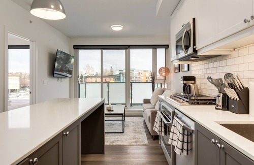 Sunnyside Apartment | *Rare* Splendid City View Condo- Trendy Kensington