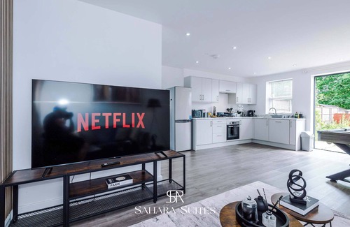 Cradley House | Rare Stay | Modern 4BR Home | Sleeps 8 | Parking