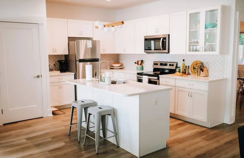 Downtown Dunedin Cottage | Rave Reviews Walk to Downtown Dunedin & Waterfront Pets Ok -Barefoot Parrot 1