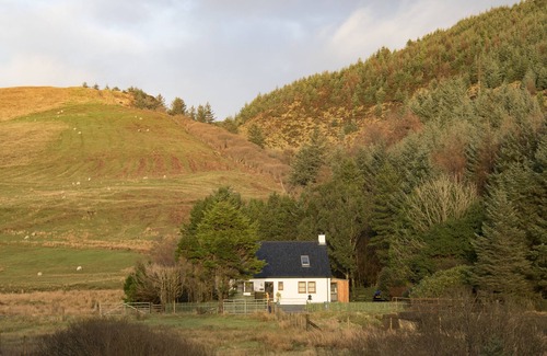 Isle of Skye Cottage | Raven Cottage in beautiful Glen Eynort near Carbost. 3 bedrooms, 6 people.
