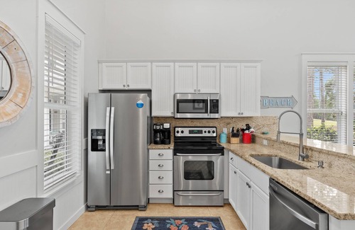 Laurel Grove House | "Ravens Hollow" Awesome 2/2 in Laurel Grove with 5 Star Host, cart, pool, & gym