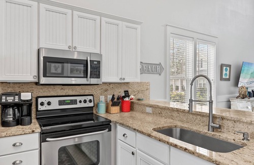 Laurel Grove House | "Ravens Hollow" Awesome 2/2 in Laurel Grove with 5 Star Host, cart, pool, & gym