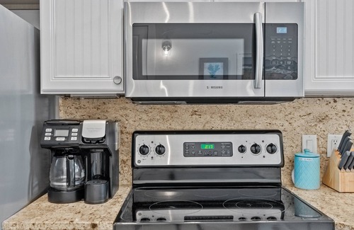 Laurel Grove House | "Ravens Hollow" Awesome 2/2 in Laurel Grove with 5 Star Host, cart, pool, & gym