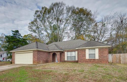 Raymond House | Raymond Home about 17 Mi to Downtown Jackson!