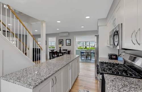 Pearl Beach House | Rays On The River: Fall Colors & Cozy Riverfront Vibes – Your Perfect Escape!