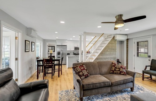 Pearl Beach House | Rays On The River: Fall Colors & Cozy Riverfront Vibes – Your Perfect Escape!