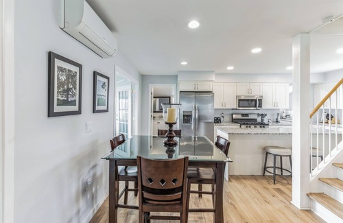 Pearl Beach House | Rays On The River: Fall Colors & Cozy Riverfront Vibes – Your Perfect Escape!