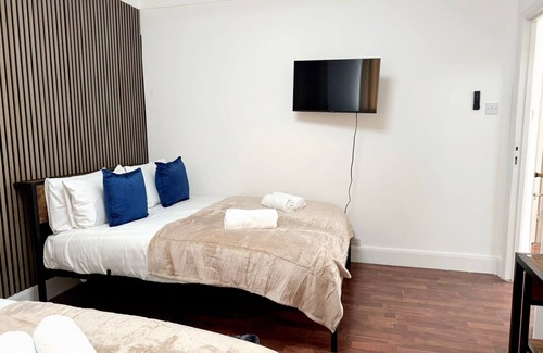 Dudden Hill Hotel | RC-Fantastic Quad room in Wembley!