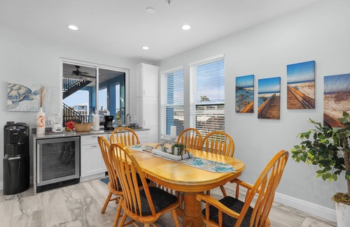 Fort Myers Beach House | Ready to enjoy a warm paradise this winter? Enjoy a private pool and Tiki Bar!