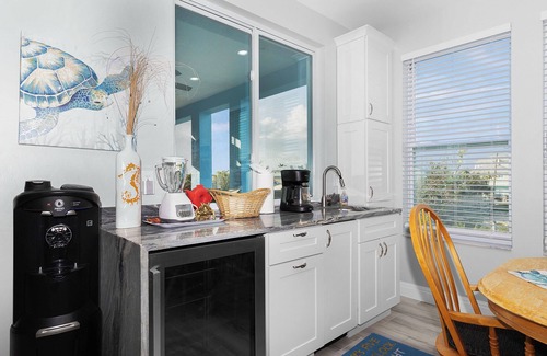 Fort Myers Beach House | Ready to enjoy a warm paradise this winter? Enjoy a private pool and Tiki Bar!