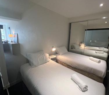 Melbourne Central Business District Apartment | ReadySet Apartments on Little Collins