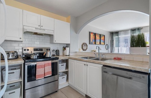 Red Deer House | Rebel House I Games Room I Backyard & BBQ I RokuTV