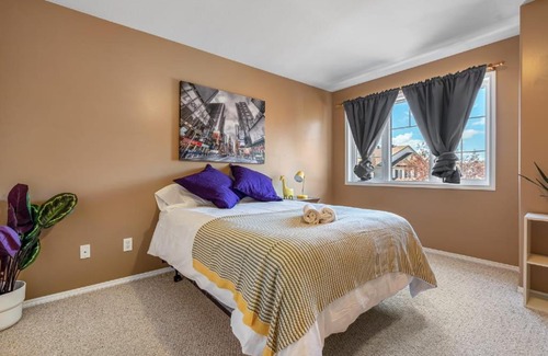 Red Deer House | Rebel House I Games Room I Backyard & BBQ I RokuTV