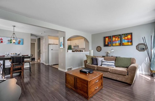 Red Deer House | Rebel House I Games Room I Backyard & BBQ I RokuTV