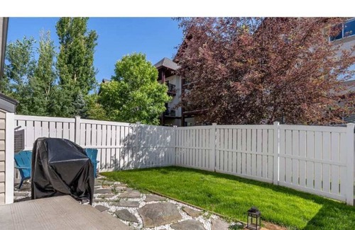 Red Deer House | Rebel House I No Service Fees |GameRoom & Backyard