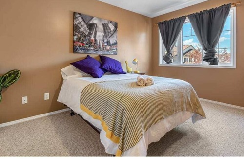 Red Deer House | Rebel House I No Service Fees |GameRoom & Backyard