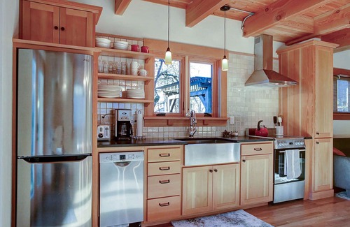 Belmont Cottage | recently constructed eco-cottage, heart of SE Belmont/Hawthorne, walk everywhere