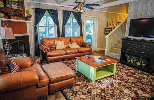 Pine Mountain Cabin | Recently renovated wooded view chalet steps away from Lake Innsbruck!