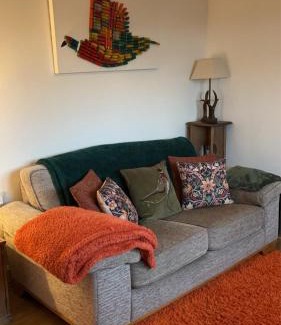 Thornhill Apartment | Recently renovated flat 1 mile fromThornhill