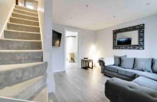 Hatfield House | Recently renovated,modern house. train station
