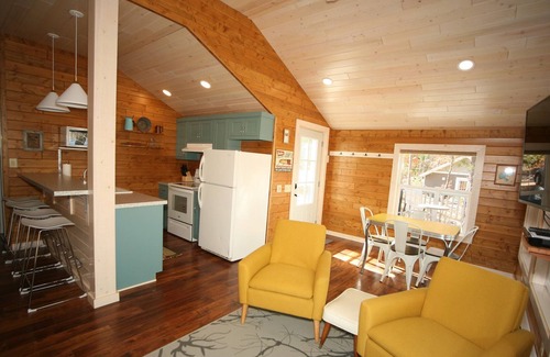 Land O Lakes Cottage | Recently Renovated Lake View Cottage